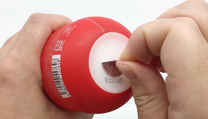 TENGA GYRO ROLLERのエアーホールのシールを剥がしている画像