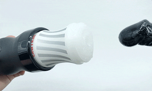 TENGA GYRO ROLLERにディルドを挿入しているアニメーション画像