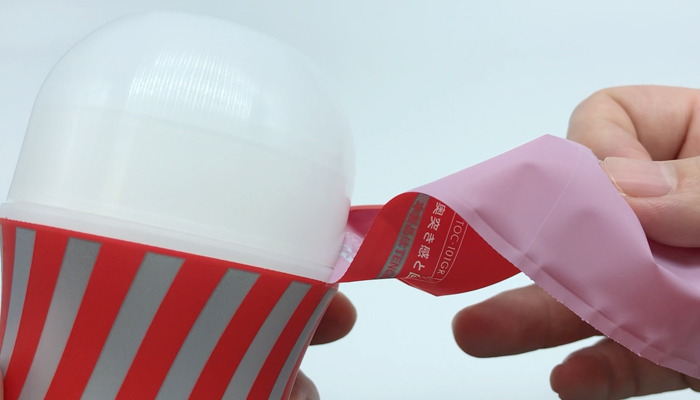 TENGA GYRO ROLLERのカバーを剥がしている画像