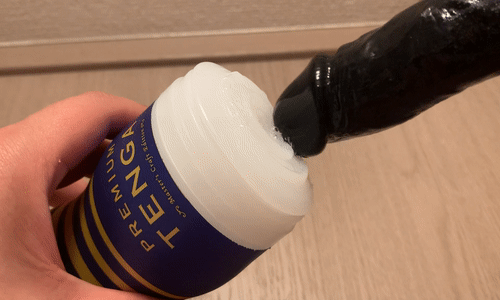 「PREMIUM TENGA デュアルフィールカップ」青色側の挿入するアニメーション画像