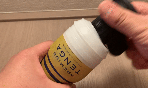 「PREMIUM TENGA デュアルフィールカップ」金色側のシコシコを早めるアニメーション画像