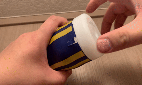 「PREMIUM TENGA スクイズチューブカップ」蓋を開けるアニメーション画像