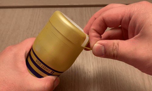 「PREMIUM TENGA デュアルフィールカップ」蓋を開けるアニメーション画像