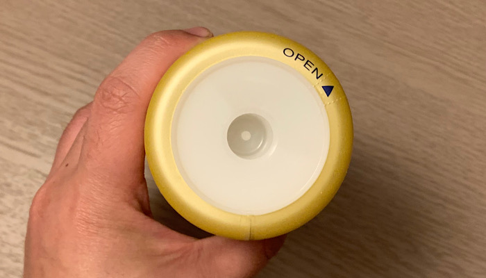「PREMIUM TENGA デュアルフィールカップ」金色側の後ろの画像
