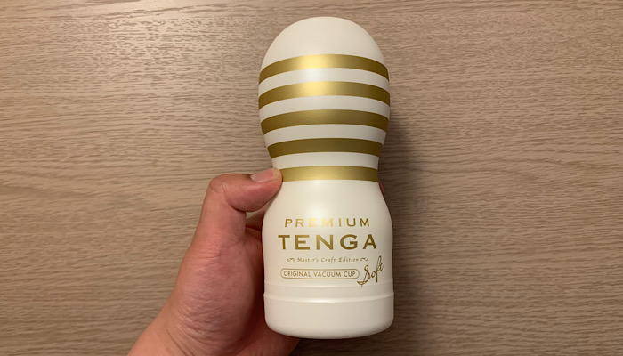 「PREMIUM TENGA SOFT」握る画像
